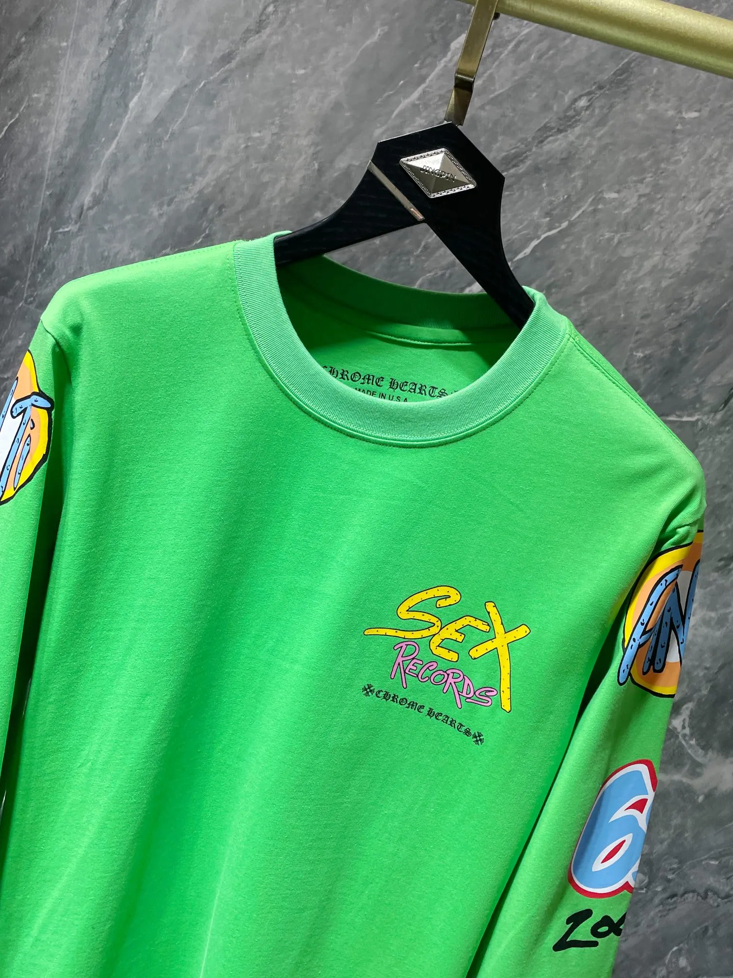 P160 Chrome Hearts 🍁Long T series🍁 High gram weight, environmentally friendly and high-quality top-quality fabric 260g Chrome Hearts Sex Records graffiti limited long sleeves Imported environmentally friendly glue printing and dyeing Reproduction version 1:1 Recommended color: Customized version of graffiti green Size: S, M, L, XL